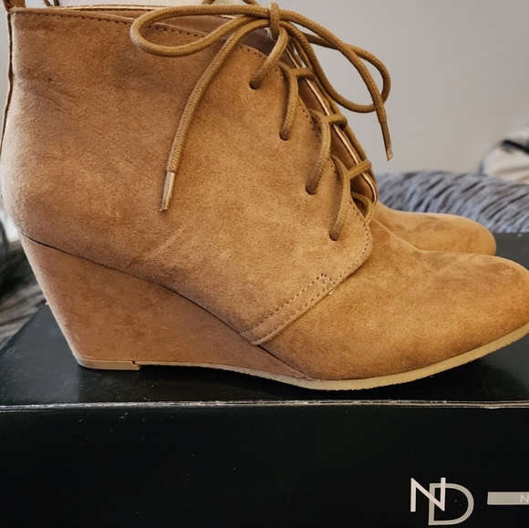 WOMEN'S DIRECTIONS BOOTIES - Picture 1 of 3